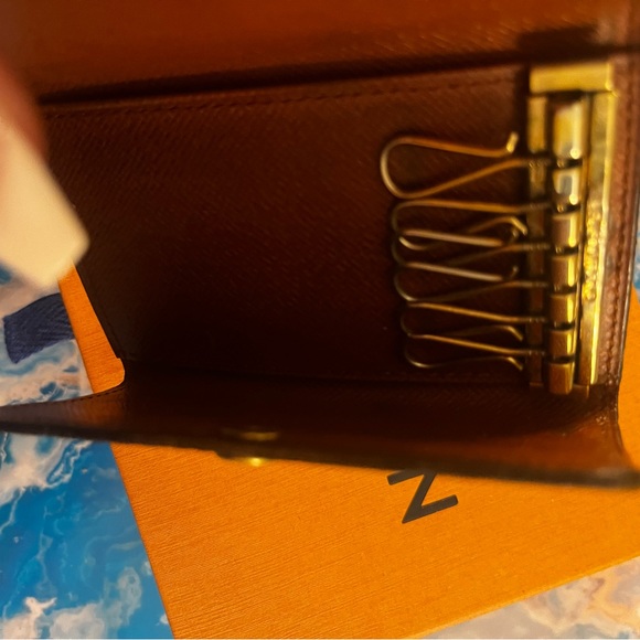 💎 Louis Vuitton monogram 6 key holder, authentic, pre-loved - Picture 6 of 12